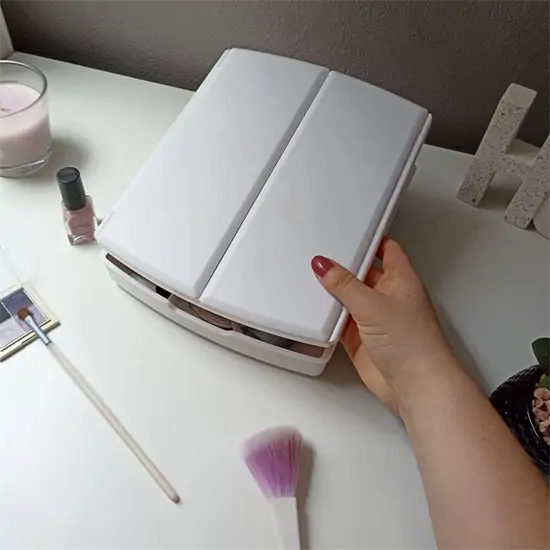 Kinyitható, 3 részes sminktükör – nagyítóval, sminktartóval, LED világítással