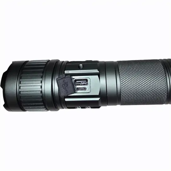 Nagy méretű és kapacitású elemlámpa - CB-G910